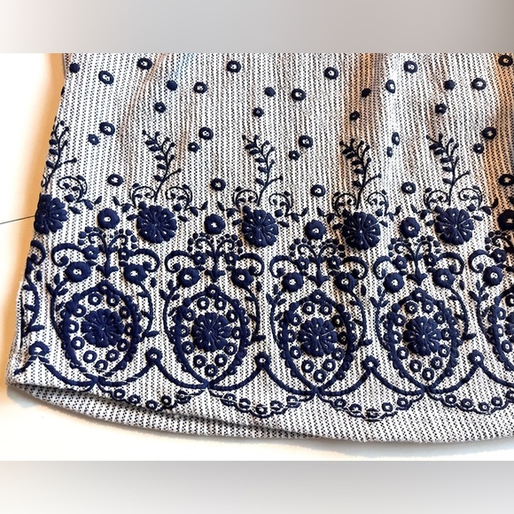 Absolutely Famous Blue and White Patterned Blouse Tee Women’s Size Small - Picture 3 of 10